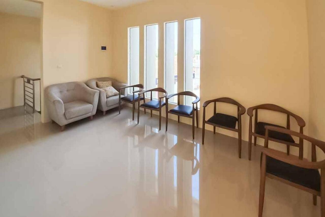 Jatiwangi Syariah Guest House Mitra Reddoorz Majalengka Buitenkant foto